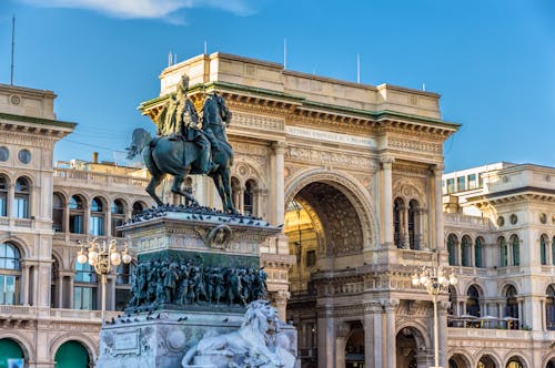 Vittorio Emanuele II Statue und Torbogen &ndash; &copy; Leonid Andronov - Fotolia