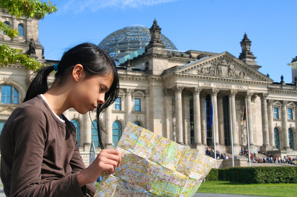 Kind am Reichstag in Berlin &ndash; &copy; Jan Kranendonk – Adobe Stock