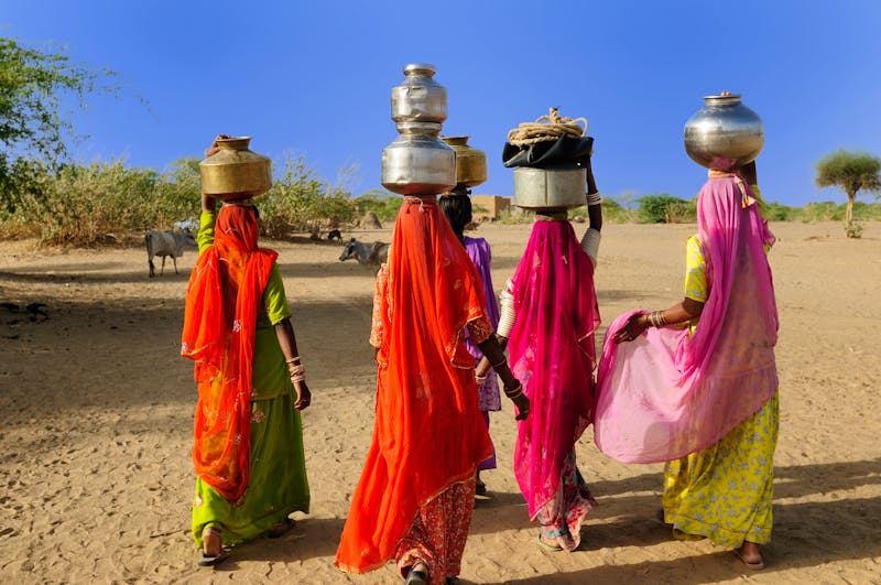 Wasserträgerinnen in der Wüste Thar - ©Rafal Cichawa - Fotolia