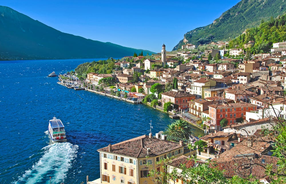 Gardasee – Blick ueber Limone &ndash; &copy; travelpeter - Fotolia