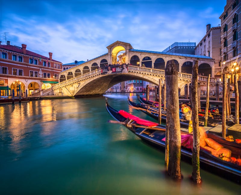 Venedig – Rialtobrücke mit Gondeln am Canale Grande - ©Jan Becke – AdobeStock