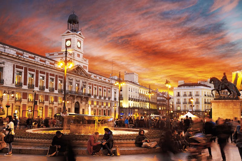 Puerta del Sol in Madrid bei Sonnenuntergang - ©www.ingo-bartussek.de - Adobe Stock