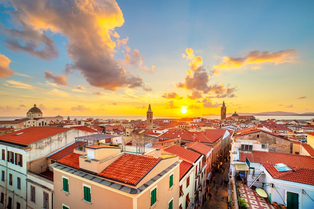 Sardinien – Sonnenuntergang über der Stadt Alghero &ndash; &copy; Marcin Krzyzak - Fotolia