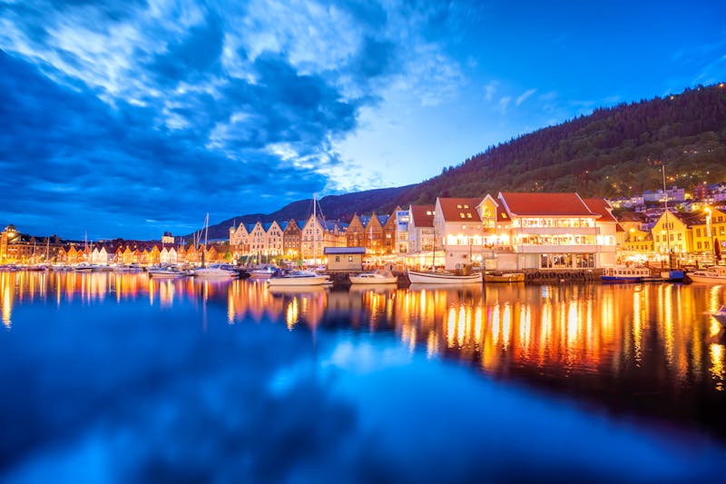 Stadt Bergen am Abend - ©samott - Fotolia