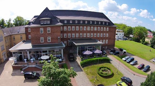 Hotel am Schlosspark Guestrow – Außenansicht 2 – © NHB Betriebsgesellschaft mbH