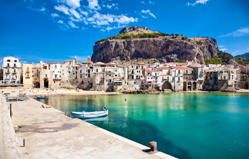 Alter Hafen in Cefalu, Sizilien, Italien &ndash; &copy; Aleksandar Todorovic - Adobe Stock