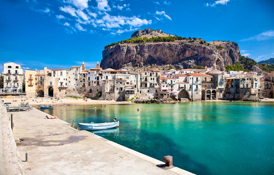 Alter Hafen in Cefalu, Sizilien, Italien – © Aleksandar Todorovic - Adobe Stock