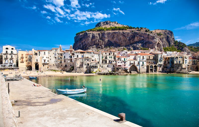 Alter Hafen in Cefalu, Sizilien, Italien - ©Aleksandar Todorovic - Adobe Stock