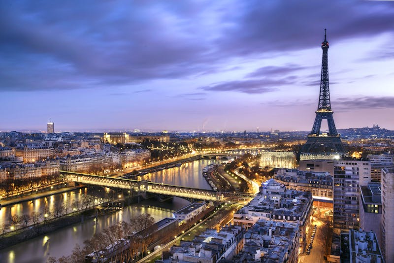 Paris - Eiffelturm und Seine bei Nacht - ©PUNTO STUDIO FOTO AG - Adobe Stock