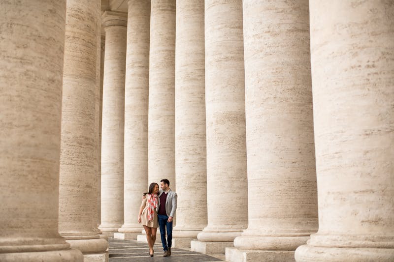 Italien – Pärchen am St. Peter's Platz, Vatican - ©Boggy - Fotolia