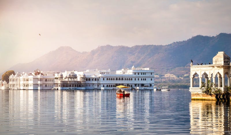 Weißer Palast auf dem See Pichola in Udaipur - ©byheaven - AdobeStock