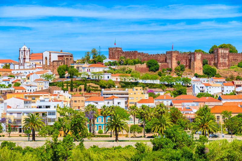 Silves – Blick auf das Schloss und die Kathedrale - ©PAWEL KAZMIERCZAK – AdobeStock