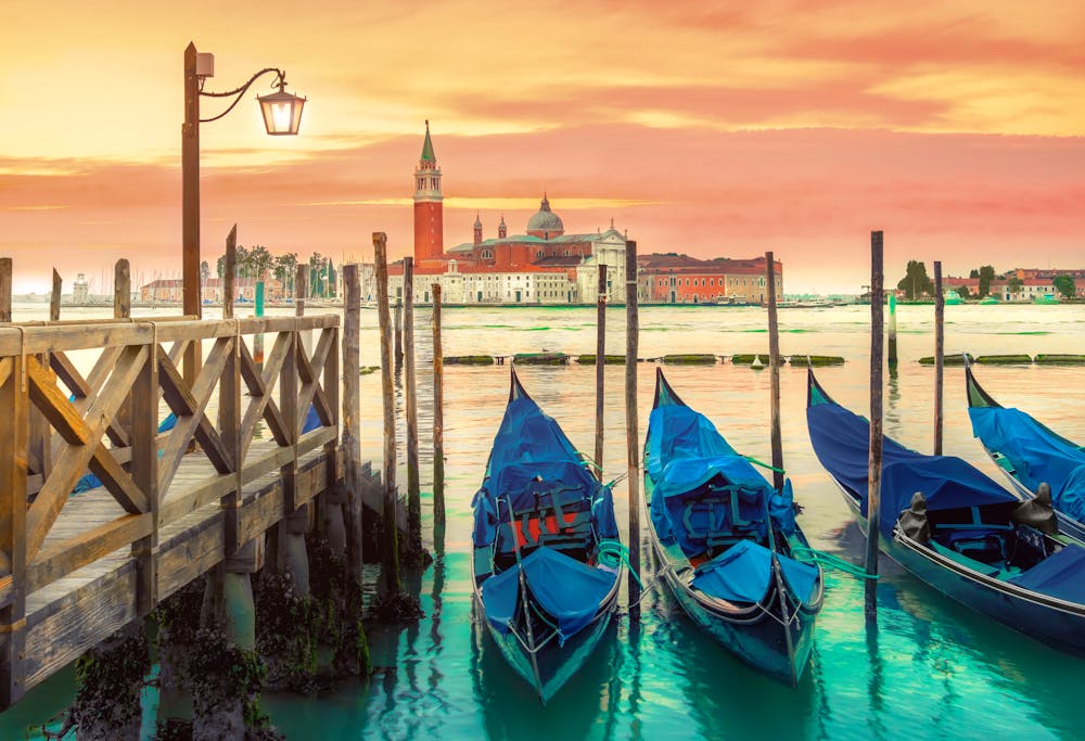 Venezianische Gondeln vor dem Markusplatz &ndash; &copy; tilialucida - AdobeStock