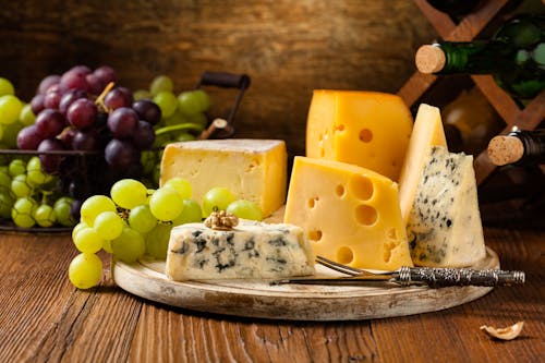 Kaeseplatte_Wein &ndash; &copy; gkrphoto - Fotolia