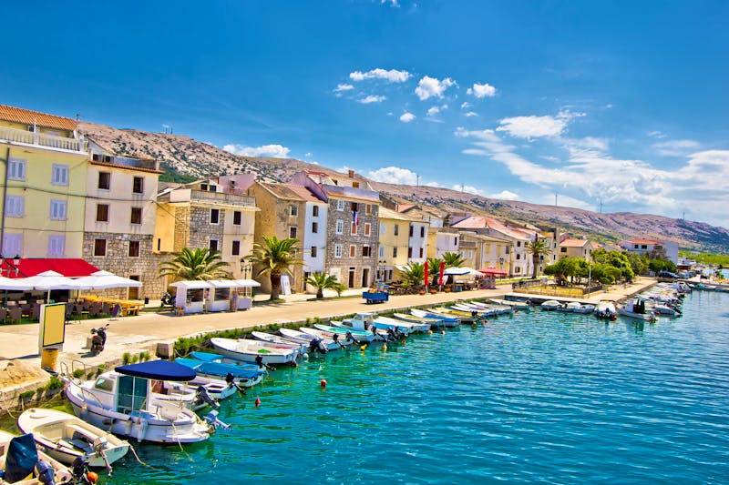 Kroatien – Wasserfront der Stadt Pag in Dalmatien - ©xbrchx - Fotolia