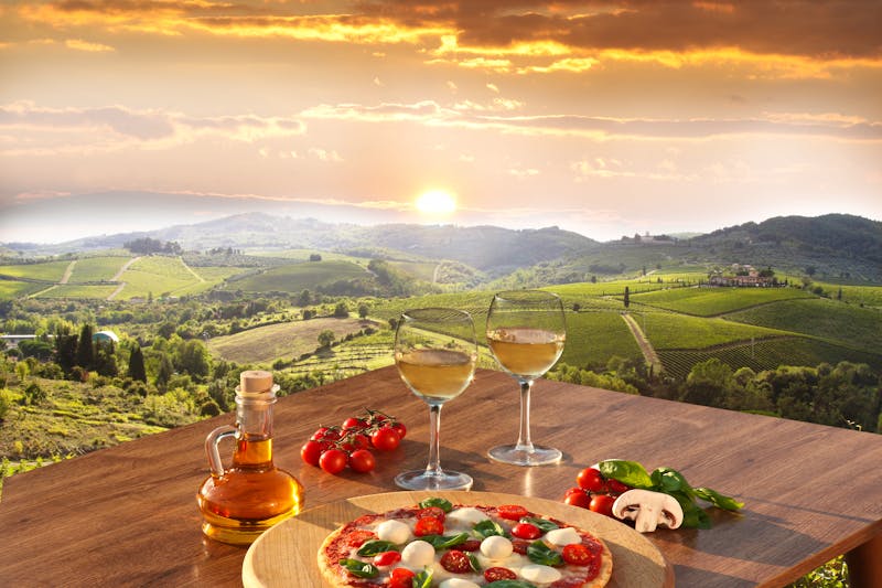 Chianti – Landschaftspanorama mit Pizza und Wein - ©samott - Fotolia