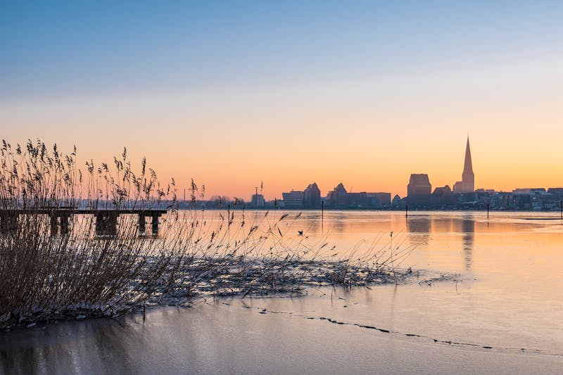 Rostock – Blick über die Warnow im Winter - ©Rico Ködder – AdobeStock