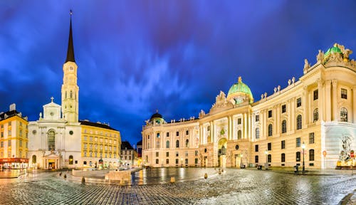 Michaelerplatz in Wien &ndash; &copy; Mapics - AdobeStock