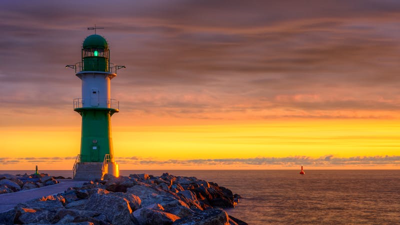 Leuchtturm und Mole in Warnemünde - ©2016 Frank Tegtmeyer - Adobe Stock