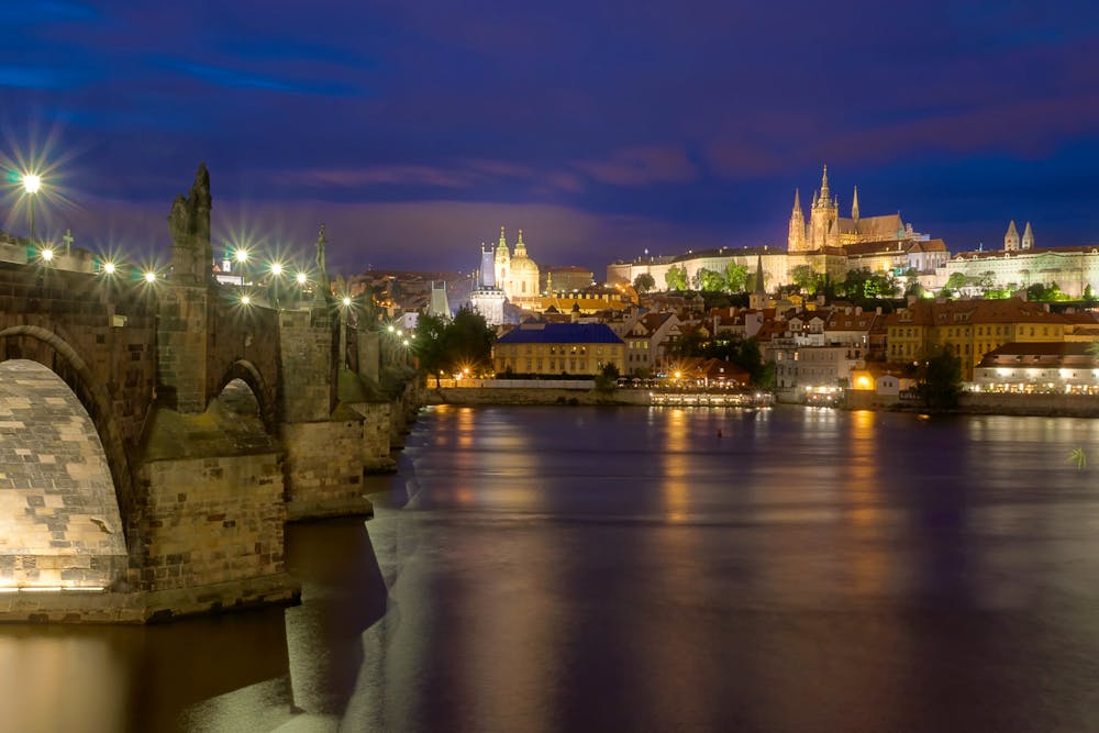 Prag – Schloss und Charlsbrücke bei Nacht &ndash; &copy; elxeneize - Fotolia