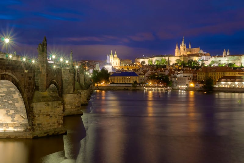 Prag – Schloss und Charlsbrücke bei Nacht - ©elxeneize - Fotolia