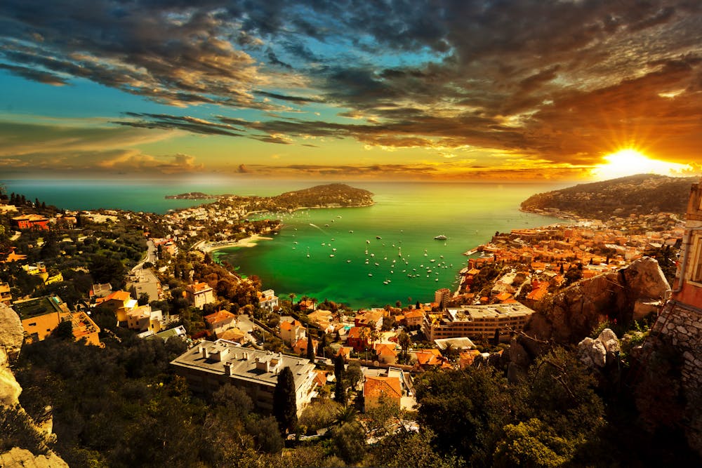 Küste von Nizza mit Sonnenuntergang &ndash; &copy; kanuman - Fotolia