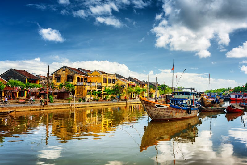 Wasserboote auf dem Thu Bon Fluss in Hoi An, Vietnam - ©efired - AdobeStock