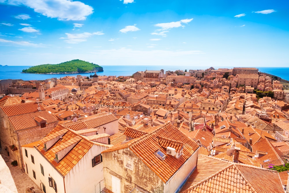 Dubrovnik, im Hintergrund die Insel Lokrum – © Sergey Novikov - AdobeStock