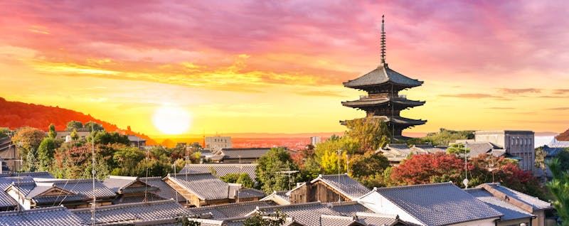 Japan – Kyoto bei Sonnenuntergang - ©JAN BECKE – AdobeStock