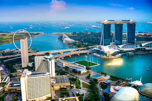 Singapur – Skyline bei Sonnenuntergang &ndash; &copy; Luciano Mortula – AdobeStock