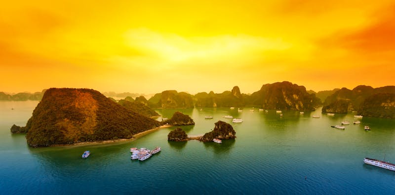 Vietnam – Halong-Bucht bei Sonnenuntergang - ©SERGEY CHERNOV – AdobeStock