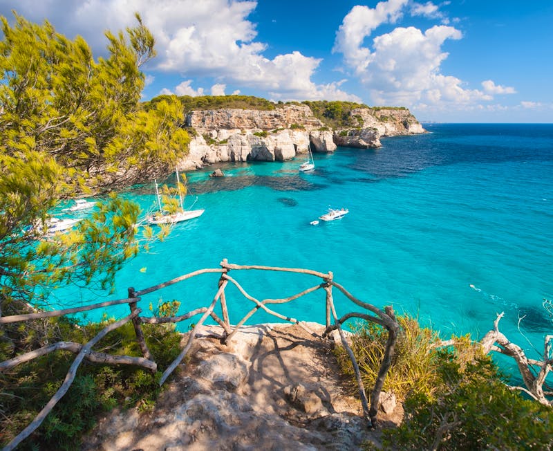 Bucht auf Menorca - ©ramonespelt - Adobe Stock