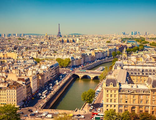 Paris – Dächer, Seine und Eiffelturm – © Sergey Borisov – AdobeStock