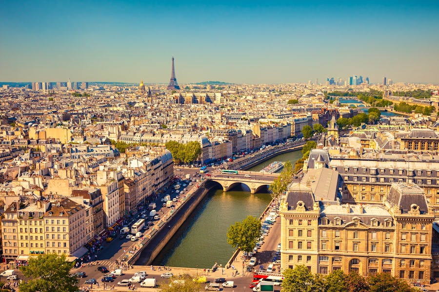 Paris – Dächer, Seine und Eiffelturm – © Sergey Borisov – AdobeStock