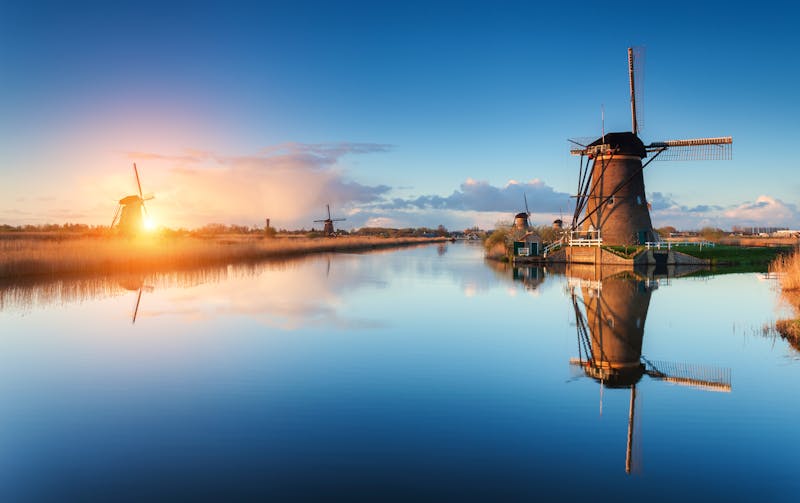 Niederlande – Windmühlen in Kinderdijk bei Sonnenaufgang - &copy;den-belitsky - Fotolia