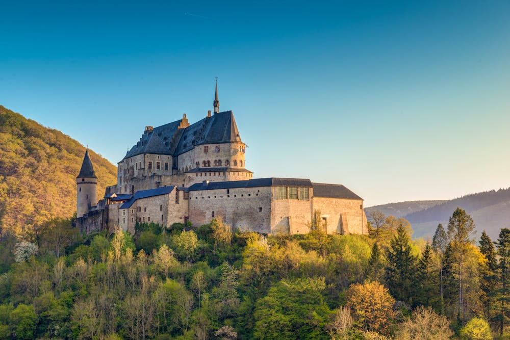 Burg Vianden in Luxemburg &ndash; &copy; itravelshot - AdobeStock