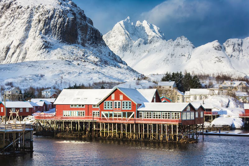 Winterliches Fischerdorf in Norwegen - ©Castenoid - Fotolia