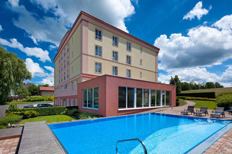 Franzensbad - Spa & Wellness Hotel Francis Palace mit Außenpool – ©Spa & Wellness Hotel Francis Palace Franzensbad