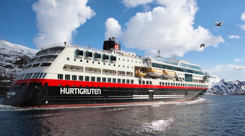 MS Trollfjord im Raftsund - Hurtigruten – © Hurtigruten Foto: Inge Lange