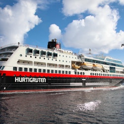MS Trollfjord im Raftsund - Hurtigruten – © Hurtigruten Foto: Inge Lange