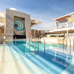 Pool auf Mein Schiff 6 – © TUI Cruises, Rene Supper