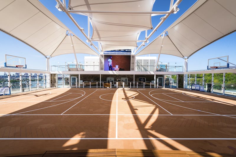 Arena auf Mein Schiff 6 - ©TUI Cruises, Photography Schaarschmidt