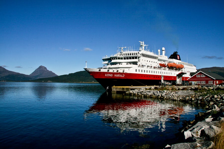 Norwegen – Midnatsol im Hafen – © Hurtigruten Gästefoto:  Gabriele Hajok