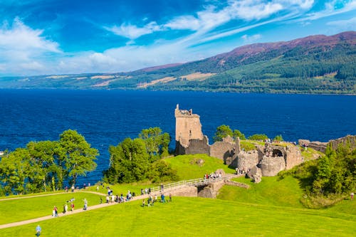 Urquhart Castle in Schottland &ndash; &copy; Sergii Figurnyi - Adobe Stock