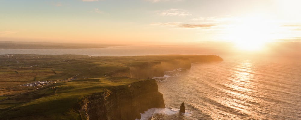 Irland – Cliffs of Moher bei Sonnenuntergang – © UTBP - stock.adobe.com