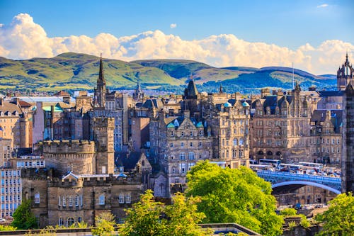 Edinburg – Stadtzentrum mit Highlands im Hintergrund &ndash; &copy; Boonlong Noragitt – AdobeStock