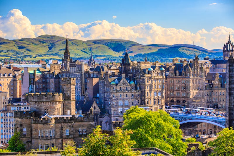 Edinburg – Stadtzentrum mit Highlands im Hintergrund - ©Boonlong Noragitt – AdobeStock
