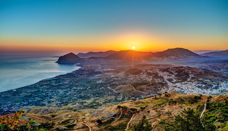 Sizilien – Sonnenaufgang von Enrice aus mit Monte Cofano - ©elxeneize - AdobeStock