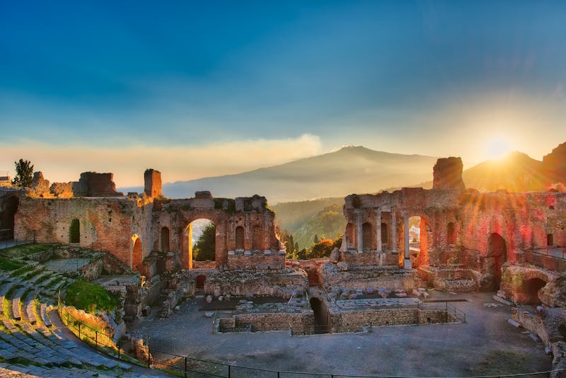 Sizilien – Ruinen in Taormina mit Ätna im Hintergrund bei Sonnenaufgang - ©Michelangelo Oprandi – AdobeStock
