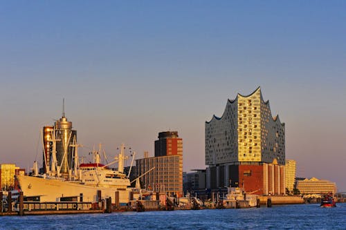 Stadtansicht mit Elbphilharmonie &ndash; &copy; ©conserver - stock.adobe.com